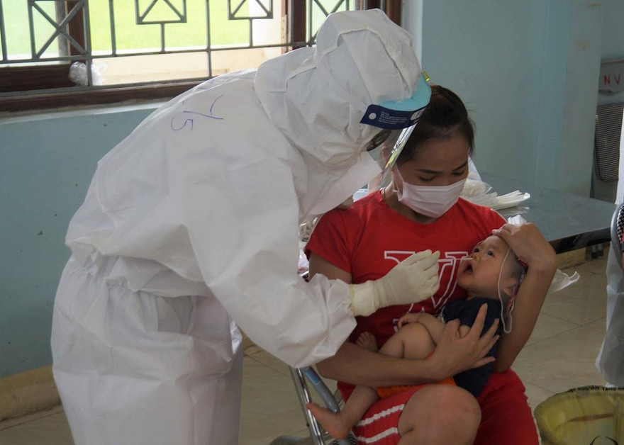 Mặc đồ bảo hộ cả ngày nên mọi người phải viết tên riêng, tên lớp của mình sau lưng áo để dễ nhận biết.