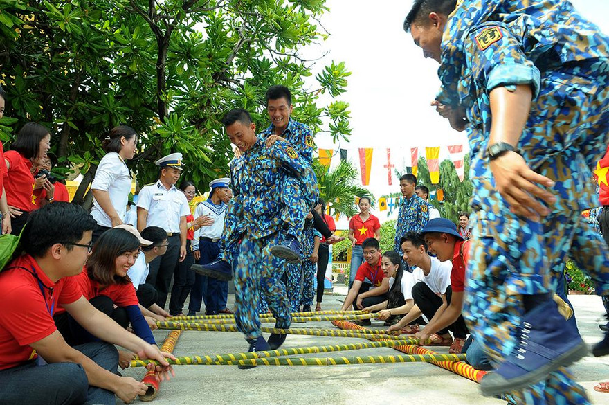 Rộn ràng điệu sạp 'Sòn sòn sòn đô sòn...' giữa biển trời Trường Sa