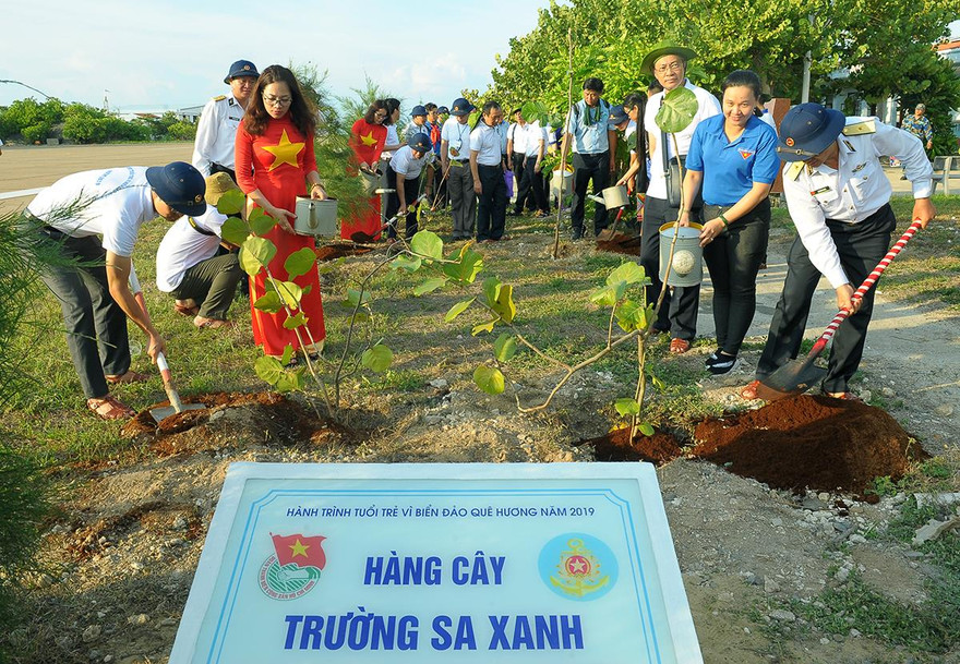 Nhiều quà tặng thiết thực tặng cán bộ, chiến sĩ và nhân dân huyện đảo Trường Sa