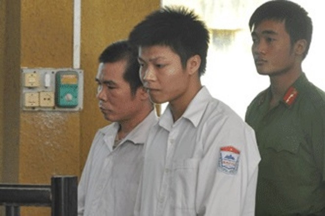 Tạc Văn Ngọ và Tạc Văn Hoan tại tòa án năm 2012.