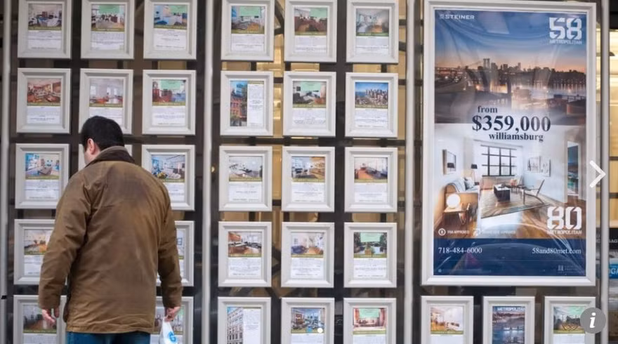 Một người châu Á đang xem các quảng cáo bất động sản ở Mỹ