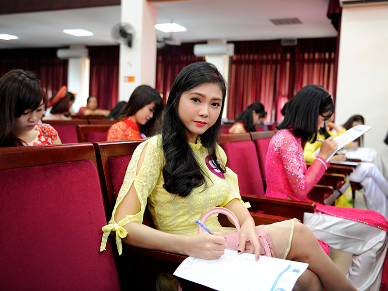 Ngắm nữ sinh đất Cảng khoe sắc thi tài