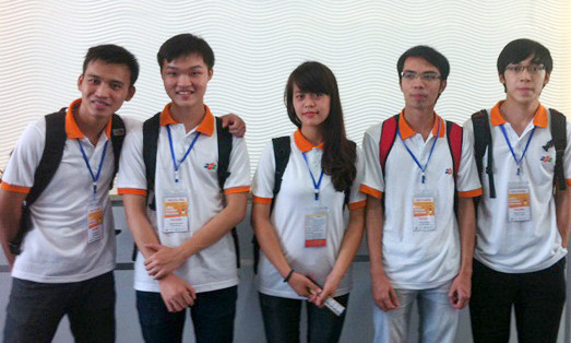 5 thành viên của UET Avengers tại cuộc thi S.M.A.C Challenge