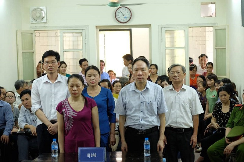 Các bị cáo nghe tòa tuyên án.