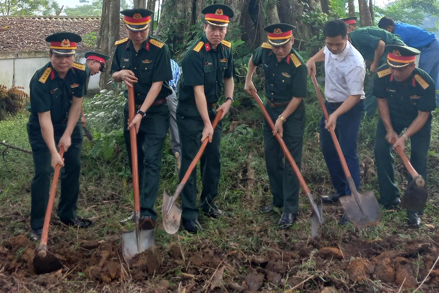 Các đại biểu động thổ khởi công tôn tạo, tu sửa Khu di tích lịch sử nơi thành lập Chi đoàn Thanh niên cứu quốc đầu tiên trong Quân đội, ngày 9/10