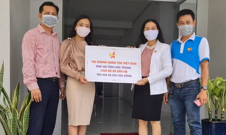 Đại diện Hội DNT Việt Nam tặng đồ bảo hộ y tế đến tỉnh Sóc Trăng