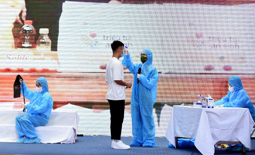 Kể chuyện đỡ đẻ tại chốt kiểm soát dịch, 3 thí sinh giành giải nhất Olympic tiếng Anh 