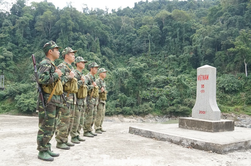 Các chiến sĩ biên phòng thực hiện nghi thức chào cột mốc.