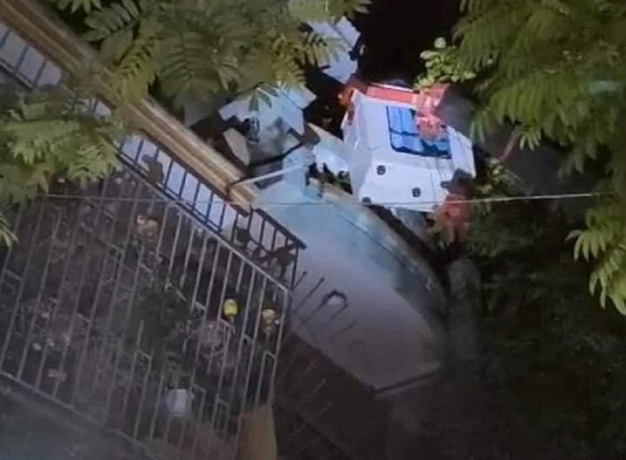 Cần cẩu được huy động để đưa bà Q đi cách ly.