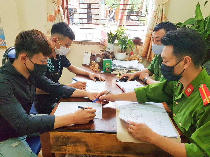 Công an làm việc với 2 thanh niên vượt tường vào khu cách ly.