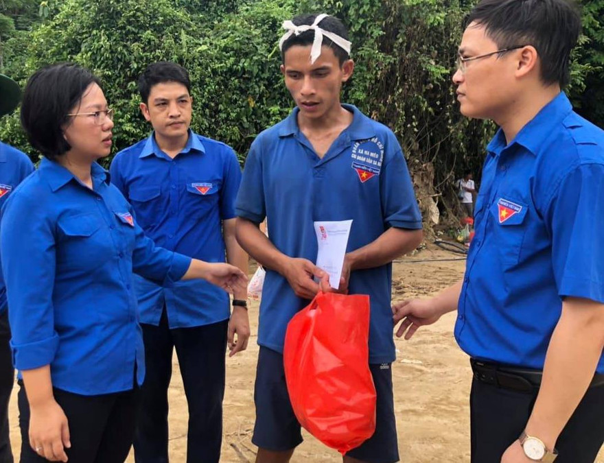 Cứu người trong mưa lũ, hai bạn trẻ được trao huy hiệu 'Tuổi trẻ dũng cảm' 