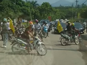 Dân mạng lại 'sục sôi' nhóm thanh niên tự ý chặn đường cho đoàn xe đi