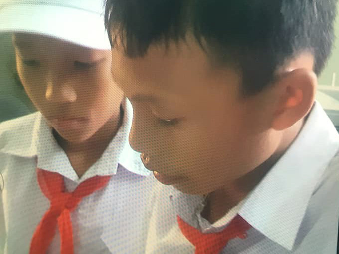 Nhặt được ví trên đường về nhà, học sinh bàn giao công an