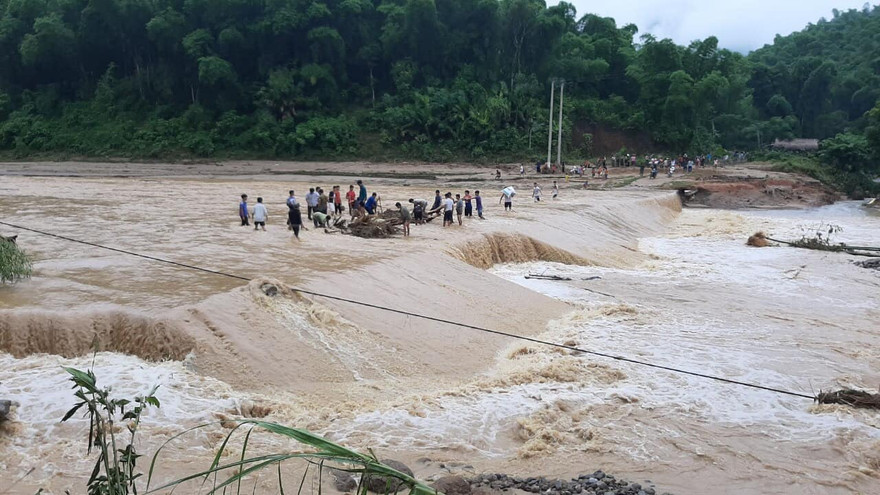 Đoàn viên thanh niên giúp dân khắc phục ảnh hưởng mưa lũ do bão số 3