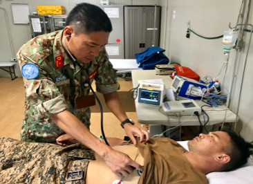 Thiếu tá, Bác sĩ Hồ Ngọc Phát tham gia cấp cứu bệnh nhân