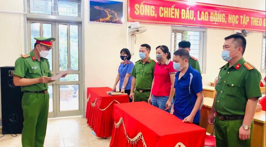 Cảnh sát bắt giữ bị can Cao Minh Tú.