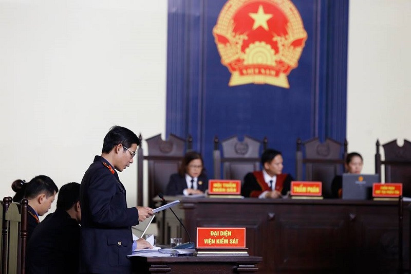 Đại diện VKSND Phú Thọ công bố cáo trạng. Ảnh Như Ý