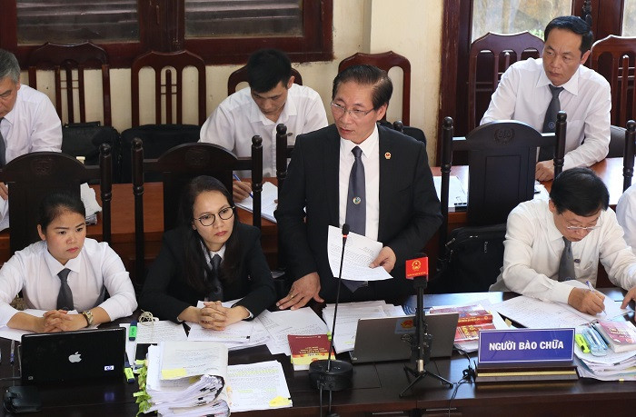 Luật sư Nguyễn Chiến trình bày quan điểm bào chữa.