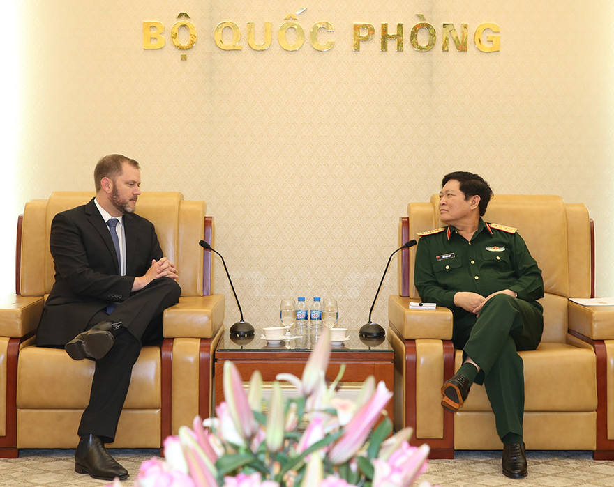 Đại tướng Ngô Xuân Lịch tiếp ông Tom Hamilton