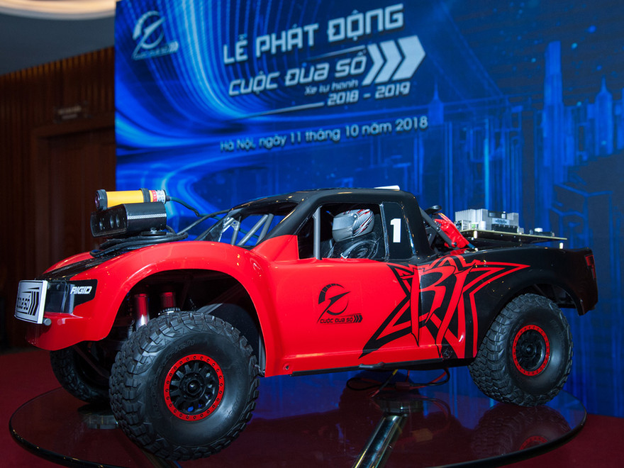 Cuộc thi công nghệ Cuộc đua số 2018-2019 với chủ đề “Lập trình xe tự hành” dành cho tất cả sinh viên các trường đại học trên cả nước và một số trường trong khu vực châu Á