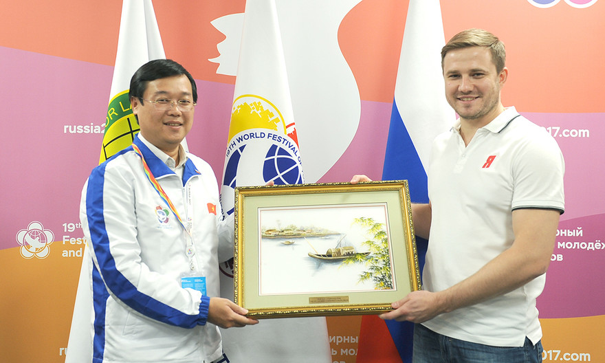 Bí thư thứ nhất T.Ư Đoàn Lê Quốc Phong tiếp Chủ tịch Đội Cận vệ trẻ nước Nga thống nhất