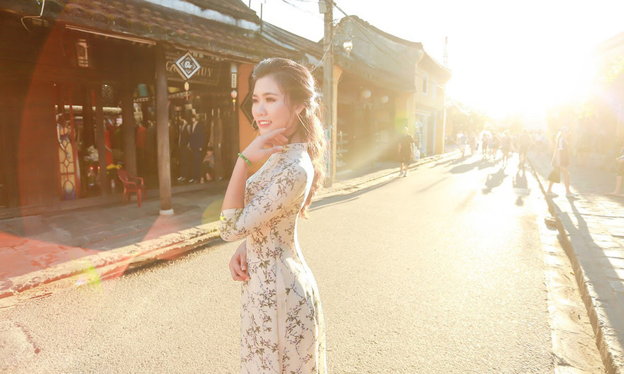 Thí sinh chung kết iMiss Thăng Long thả dáng trên phố Hội