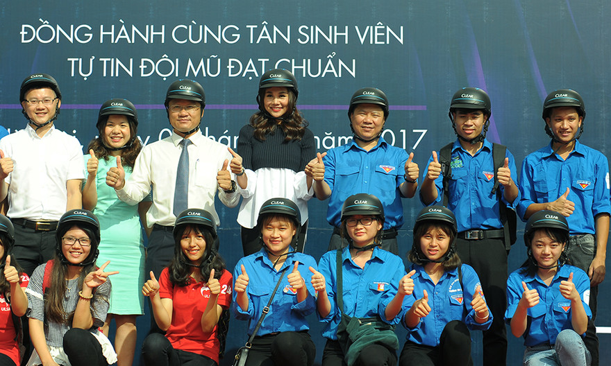 Các đại biểu và sinh viên hưởng ứng chiến dịch truyền thông đội mũ bảo hiểm đạt chuẩn