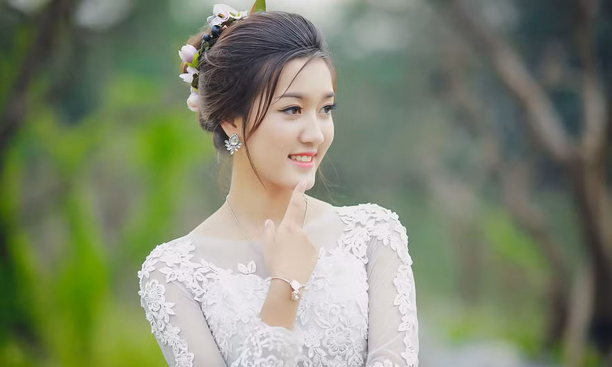 Thí sinh iMiss Thăng Long bất ngờ khoác áo cưới trước đêm chung kết