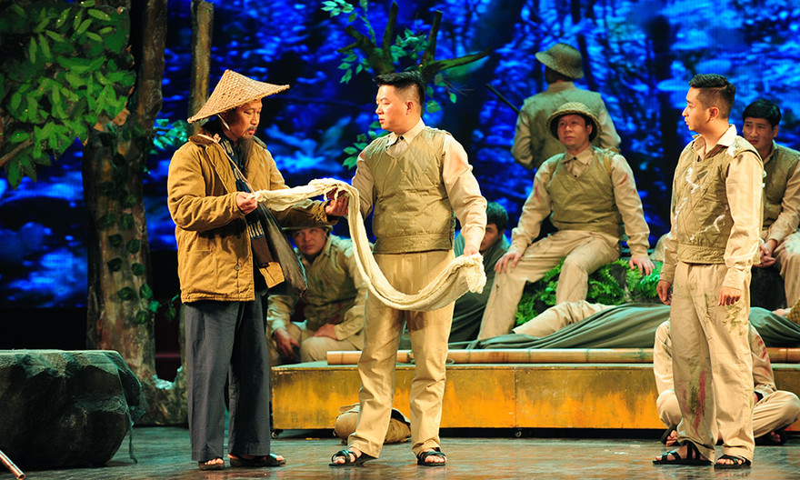 Cảnh trong vở kịch ngắn thuộc chương trình giao lưu nghệ thuật “Vang mãi lời Người về đạo đức cách mạng”