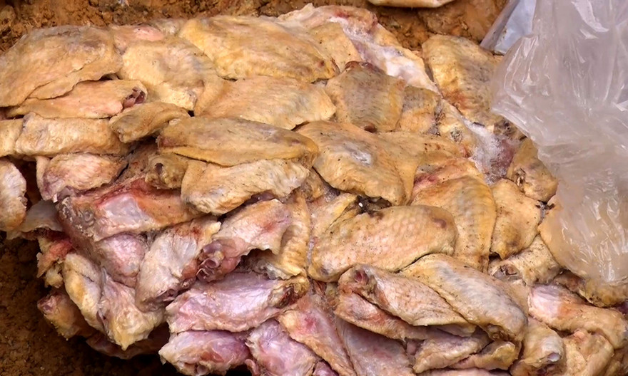 Thực phẩm đông lạnh không rõ nguồn gốc được tiêu hủy