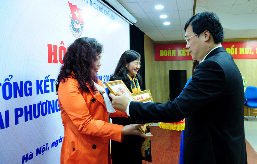 Bí thư Thứ nhất T.Ư Đoàn, Chủ tịch T.Ư Hội LHTN Việt Nam Lê Quốc Phong các cá nhân đạt danh hiệu Chiến sỹ thi đua T.Ư Đoàn