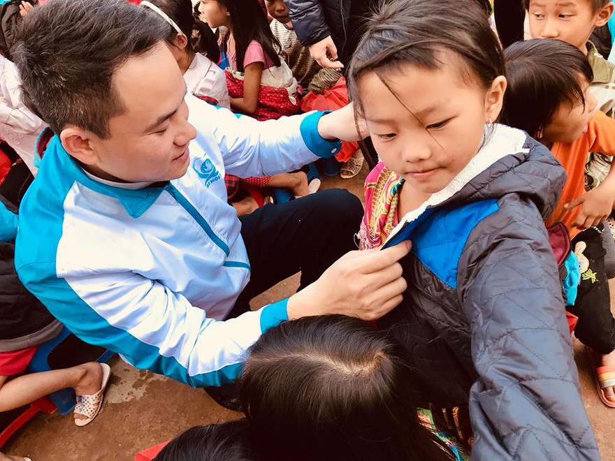 Khám bệnh, phát thuốc miễn phí và tặng quà vùng cao