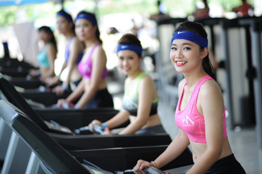 Nữ sinh Hà Nội khoe dáng thể thao