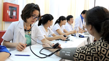 Nhiều hoạt động chăm sóc sức khoẻ cộng đồng thu hút các thầy thuốc trẻ tham gia