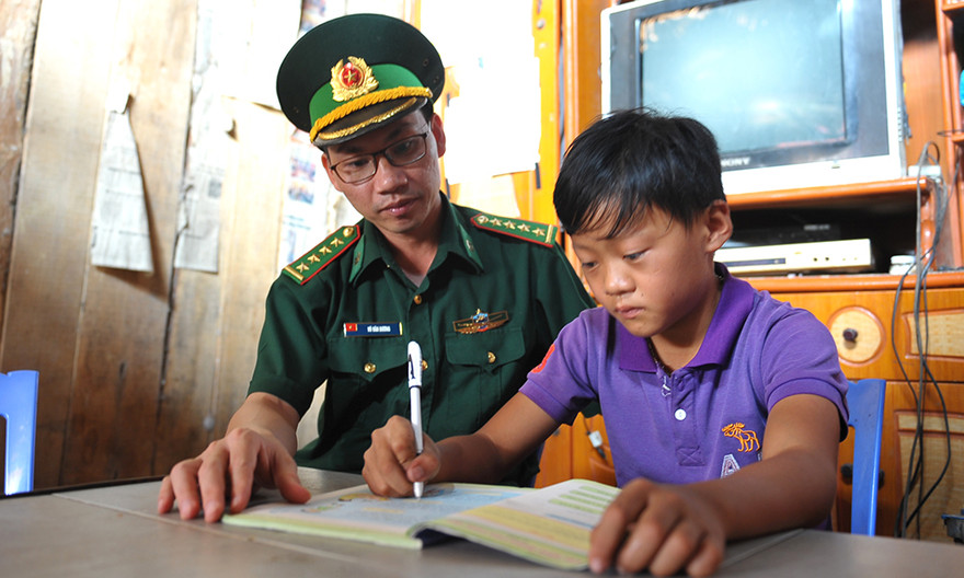 Chia sẻ cùng thầy cô 2017 sẽ tuyên dương 60 chiến sỹ bộ đội biên phòng làm công tác giáo dục tiêu biểu trong cả nước. (Ảnh: Xuân Tùng)