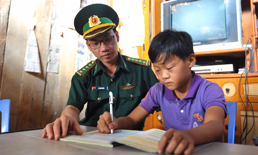 Chia sẻ cùng thầy cô 2017 sẽ tuyên dương 60 chiến sỹ bộ đội biên phòng làm công tác giáo dục tiêu biểu trong cả nước. (Ảnh: Xuân Tùng)