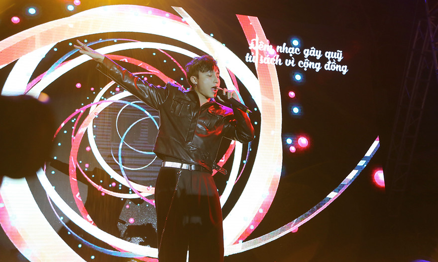 Sơn Tùng M-TP có quà bất ngờ khi hát quyên góp tủ sách cộng đồng