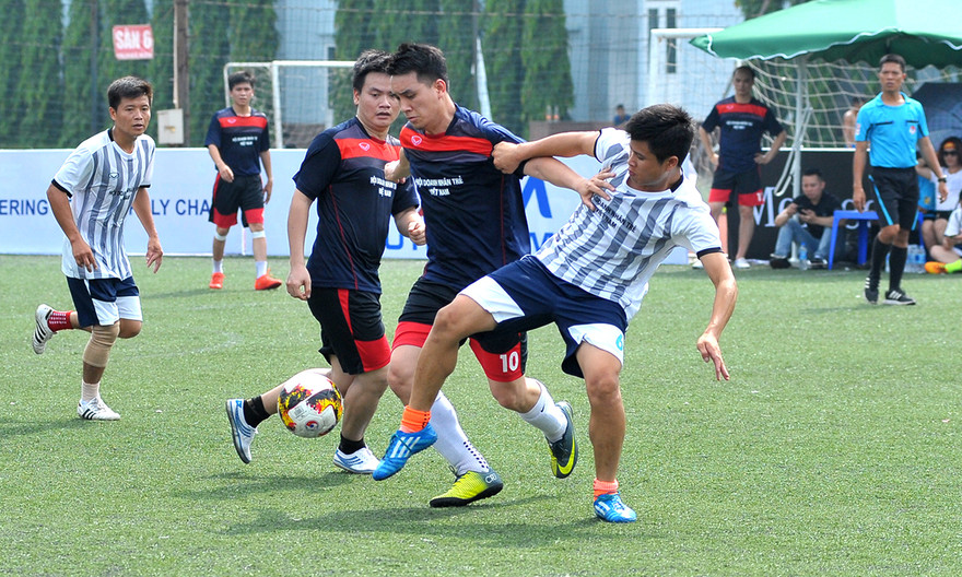 Sôi động giải bóng đá doanh nhân trẻ Việt Nam 2017