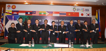 Bí thư T.Ư Đoàn, Phó Chủ nhiệm Thường trực Ủy ban quốc gia về thanh niên Nguyễn Long Hải (đứng thứ 4 từ trái sang) chụp ảnh lưu niệm cùng đại diện lãnh đạo các nước ASEAN