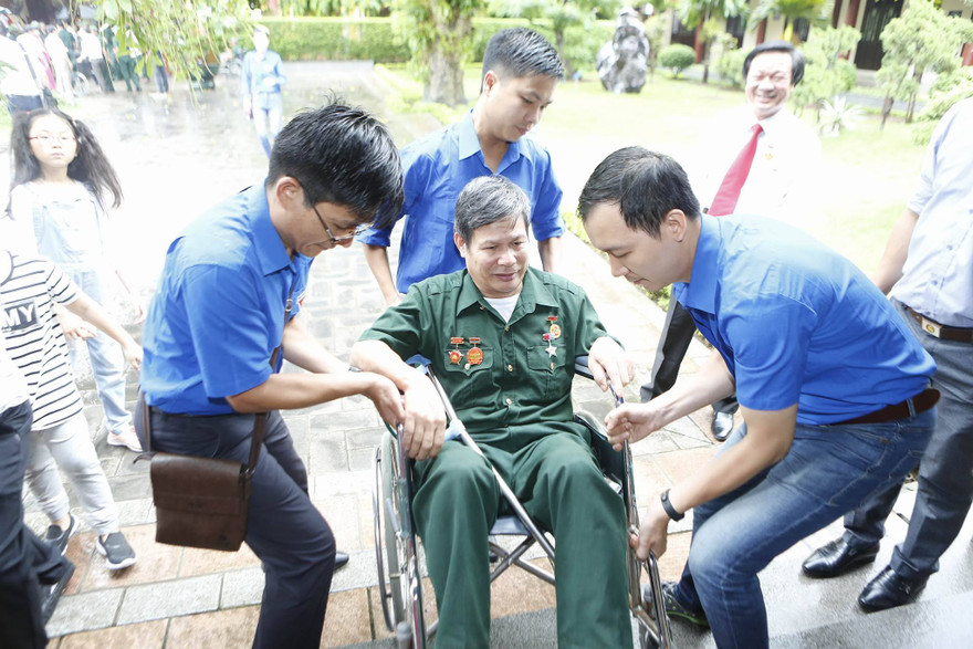 'Áo xanh' tình nguyện hỗ trợ cựu binh viếng Lăng