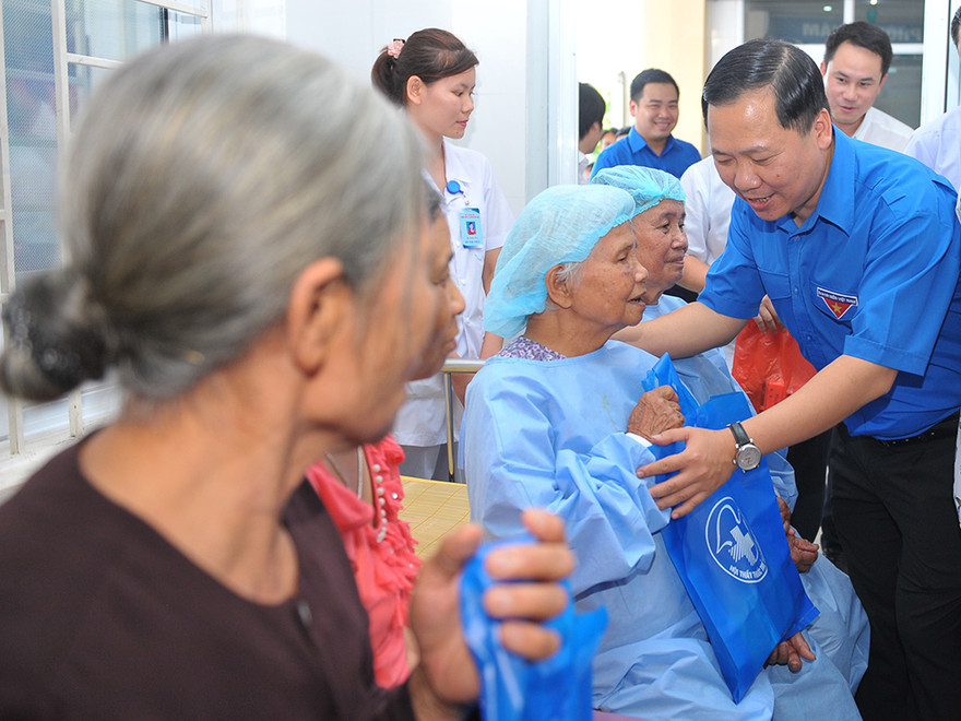 Bí thư T.Ư Đoàn, Chủ tịch T.Ư Hội LHTN Việt Nam Nguyễn Phi Long cùng các đại biểu thăm, tặng quà cho những người được mổ mắt trong chương trình 