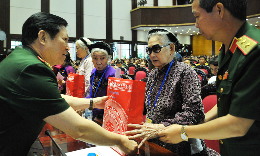 Đại tướng Ngô Xuân Lịch - Bộ trưởng Bộ Quốc phòng trực tiếp thăm hỏi và tặng quà cho các Mẹ Việt Nam anh hùng. ẢNh: Xuân Tùng