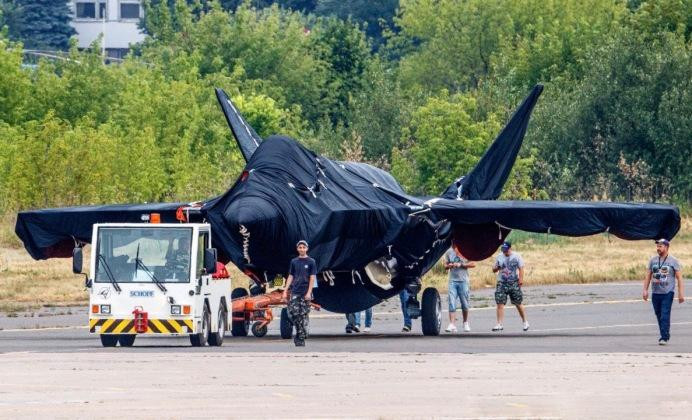 Tiêm kích Checkmate ẩn dưới tấm bạt đang được kéo đến một điểm đỗ ở Zhukovsky, ngoại ô Moscow hồi tháng 7. (Ảnh AP)