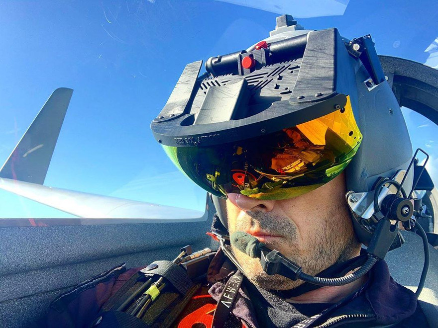 Một phi công chiến đấu sử dụng hệ thống AR. (Twitter)