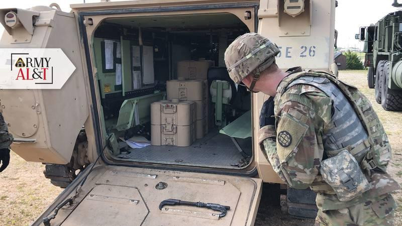 Một binh sĩ từ Đại đội Công binh 595 bên các mô-đun chống tăng ở phía sau một xe M113