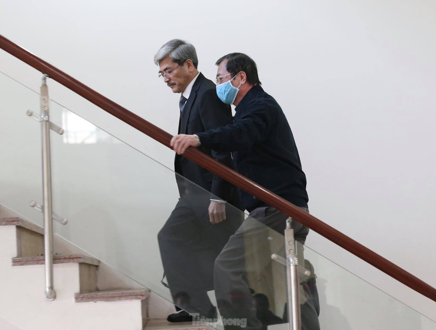 Ông Vũ Huy Hoàng run chân khi bước lên bậc thang, phải được luật sư dìu hoặc bám vào tay vịn.