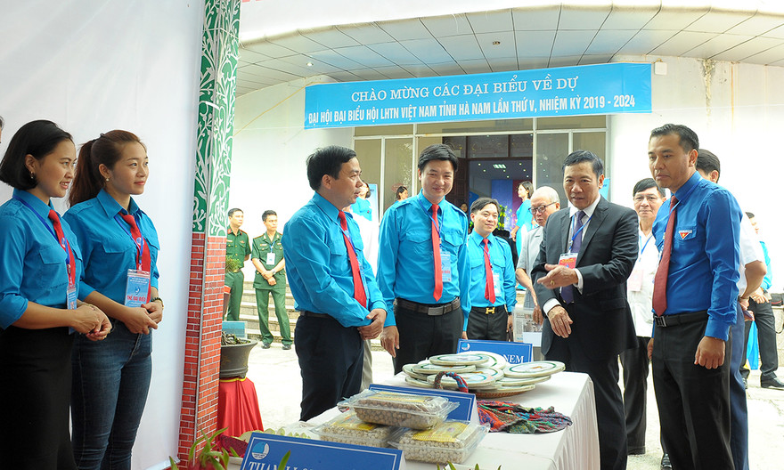 Các đại biểu tham quan các gian hàng triển lãm trong khuôn khổ Đại hội