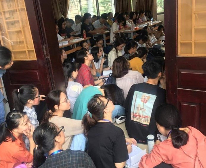 Bức ảnh sinh viên ngồi học tràn ra ngoài hành lang 'gây bão' mạng