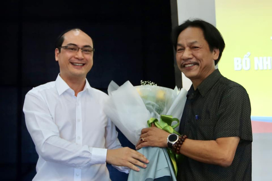 Đại diện lãnh đạo T.Ư Đoàn, Ủy viên Ban Thường vụ, Trưởng Ban Tuyên giáo T.Ư Đoàn Vũ Tiến Tiệp tặng hoa chúc mừng nhà báo Lê Minh Toản. Ảnh: Hoàng Mạnh Thắng