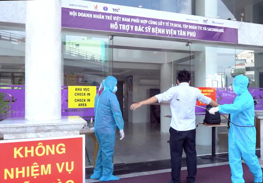 Hội Doanh nhân trẻ Việt Nam tiếp sức y bác sỹ Bệnh viện quận Tân Phú phòng chống dịch